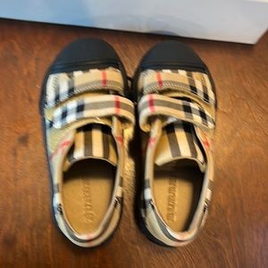 Burberry kid shoes size 10 (27)
